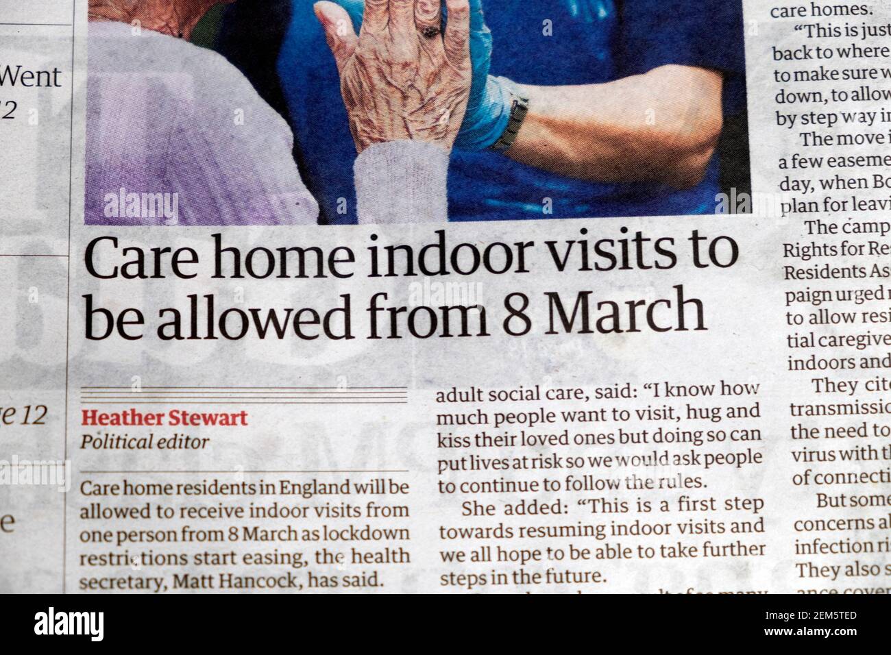 "Le visite al chiuso devono essere consentite a partire dall'8 marzo" Titolo del giornale Guardian sull'articolo di Covid all'interno della pagina 20 febbraio 2021 Londra Inghilterra Regno Unito Foto Stock