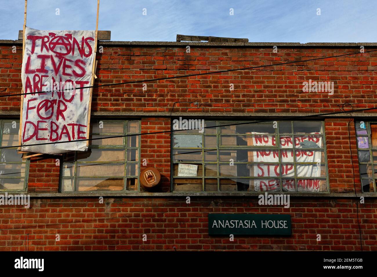 Tottenham - Londra (UK): Manifesti politici fatti in casa drappeggiato da finestre di abitazioni in una zona gentrifed di Tottenham. Foto Stock