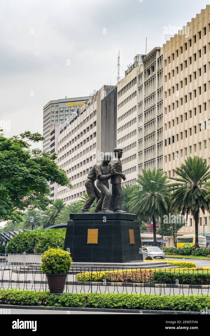 Makati, Metro Manila, Filippine - Agosto 2018: Foto verticale del monumento all'incrocio stradale Foto Stock