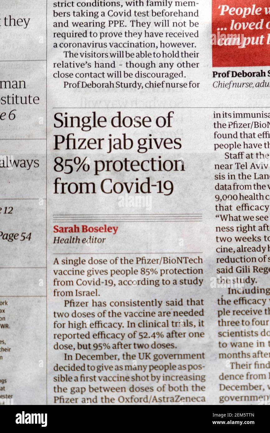 "La dose singola di Pfizer jab fornisce una protezione del 85% da Covid-19" Titolo del giornale Guardian sull'articolo di Covid all'interno della pagina 20 febbraio 2021 Londra Regno Unito Foto Stock