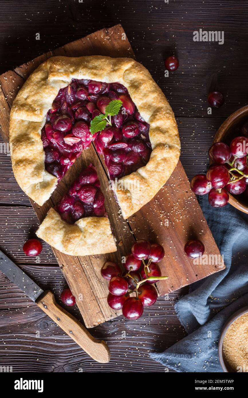 Tradizionale torta Galette fatta in casa ripiena di uva rossa Foto Stock