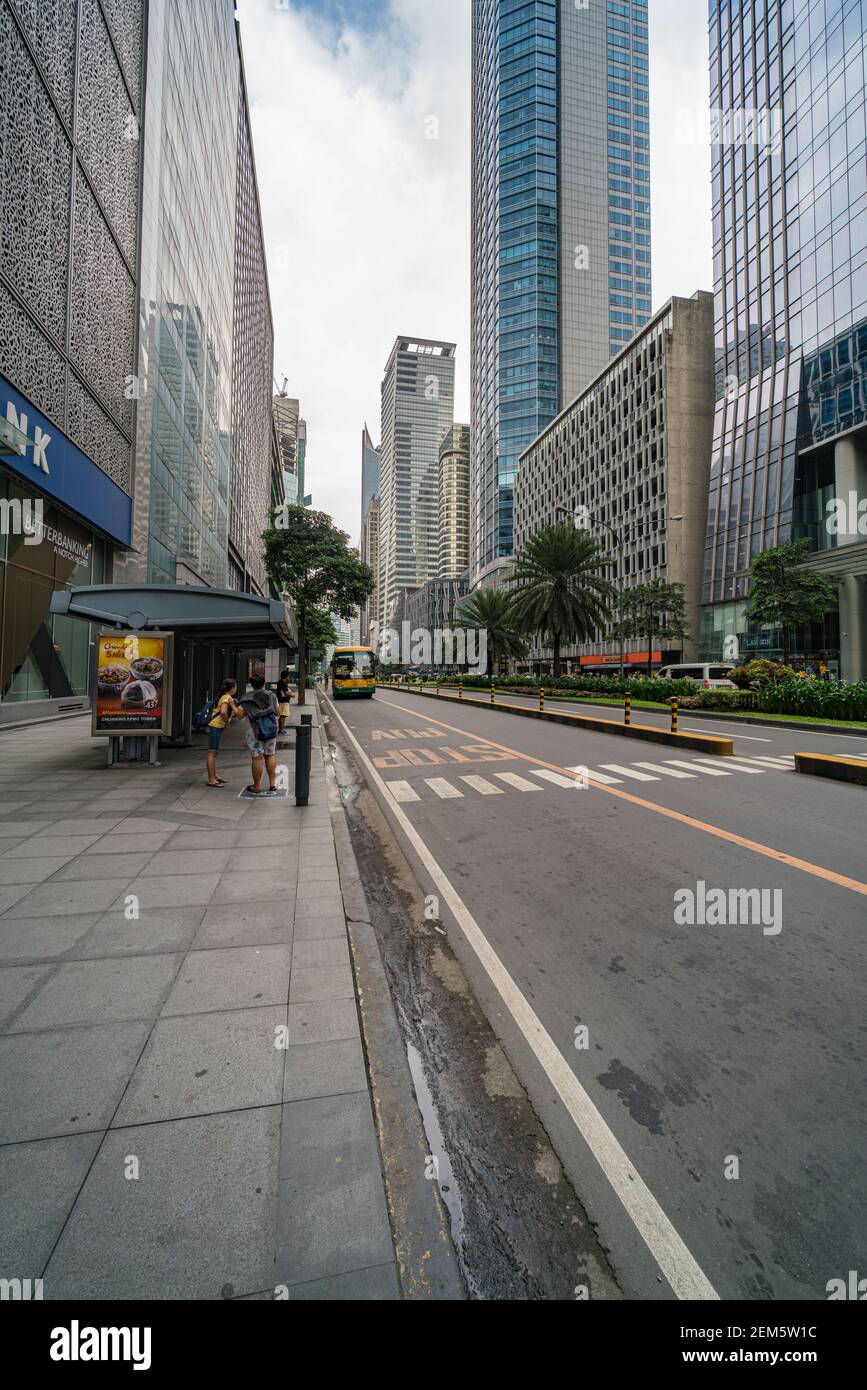 Makati, Filippine - Agosto 2018: Ayala Avenue e torri degli uffici finanziari Foto Stock