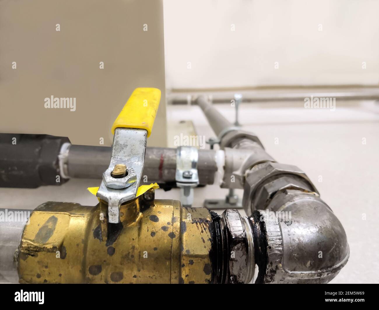 Raccordo per tubi in acciaio ad acqua calda con valvola a sfera. Messa a fuoco selettiva Foto Stock
