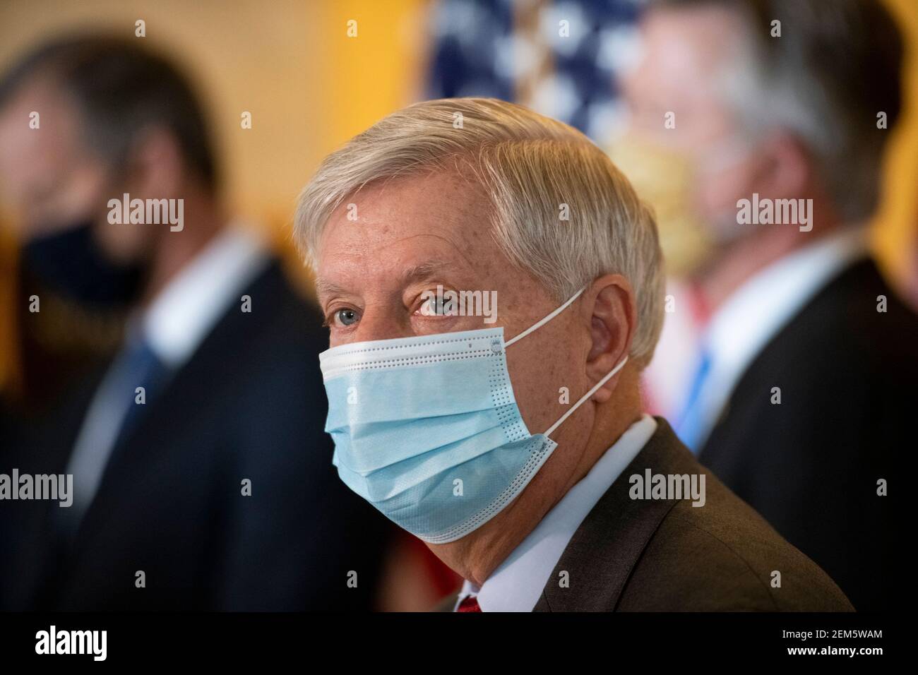 Il senatore degli Stati Uniti Lindsey Graham (repubblicano della Carolina del Sud) ascolta mentre il senatore degli Stati Uniti Joni Ernst (repubblicano dell'Iowa), offre osservazioni durante una conferenza stampa riguardo ad un aumento del salario minimo a seguito del pranzo del GOP del Senato nella Russell Senate Office Building a Capitol Hill a Washington, DC, Mercoledì, 24 febbraio 2021. Credit: Rod Lamkey/CNP | utilizzo in tutto il mondo Foto Stock