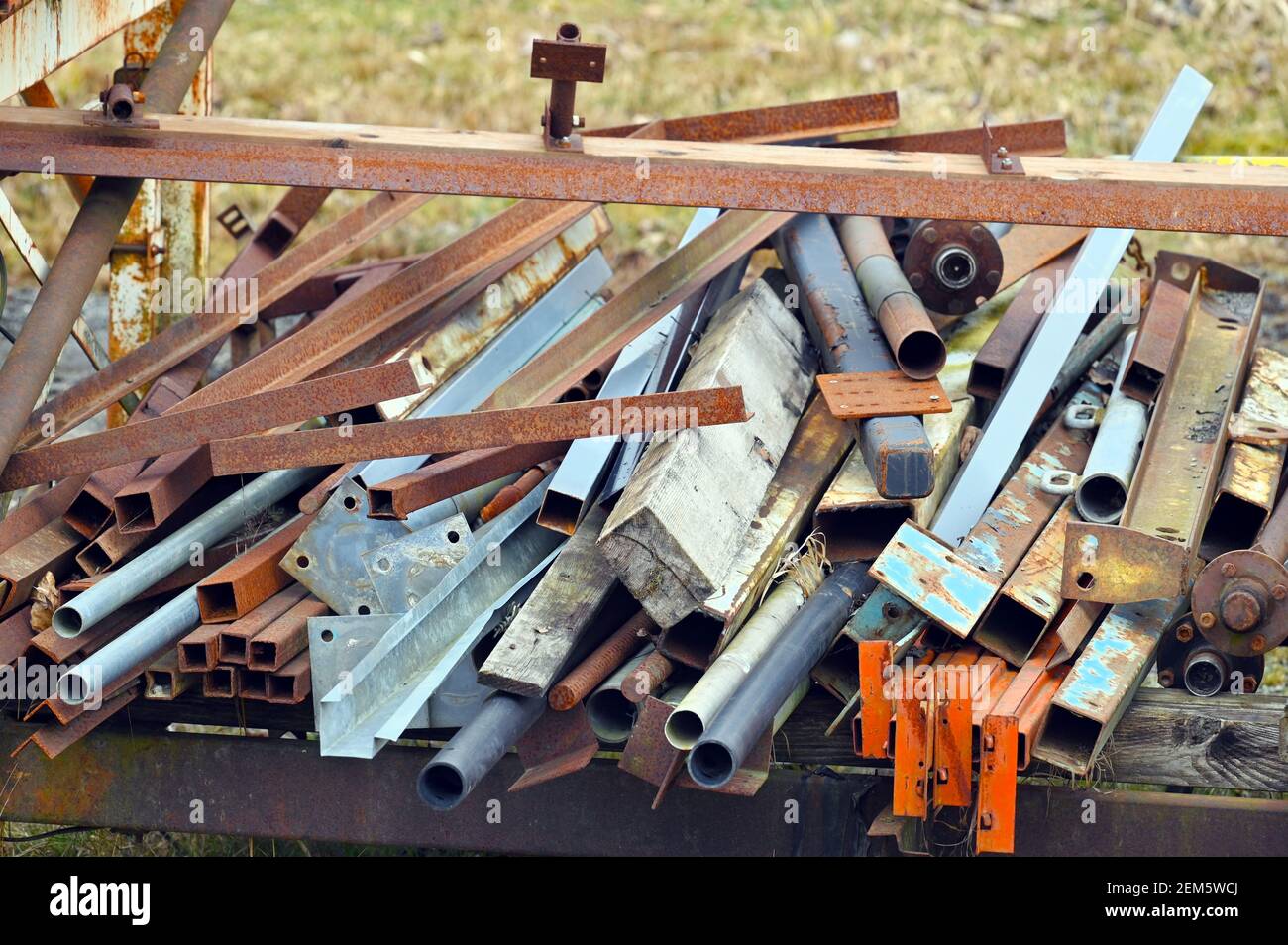 Una pila di rottami di metallo e legno scartati e arrugginiti. Foto Stock