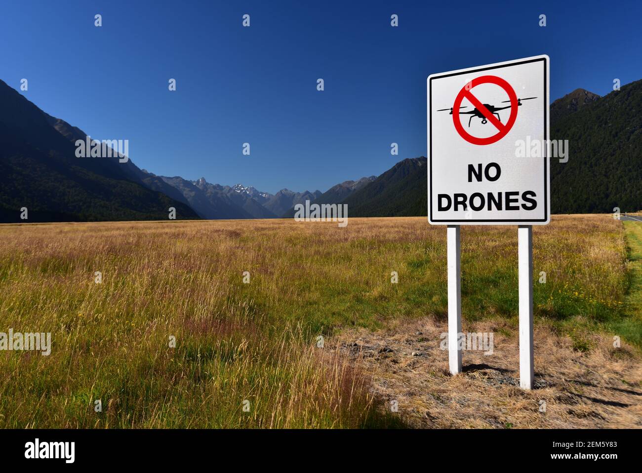Nessun drone indica all'Eglinton Valley Lookout sulla strada per Milford Sound, Nuova Zelanda Foto Stock