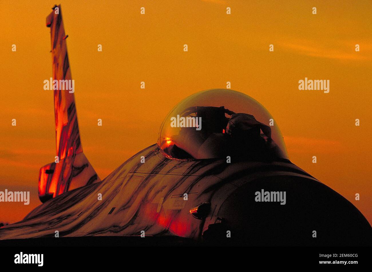 Il Sun Set illumina la cupola di un jet da combattimento F16 Fighting Falcon. Foto Stock