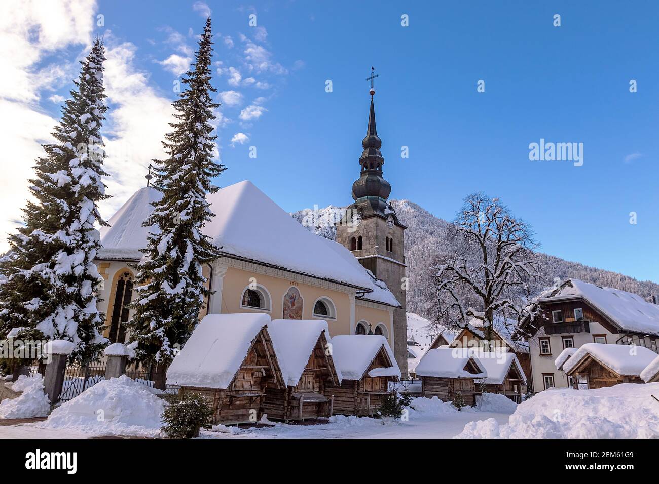 Empty Alpine Village - centro di Kranjska Gora con stazioni sciistiche e piste vuote in tempo di blocco a causa del COVID-19, Slovenia Foto Stock