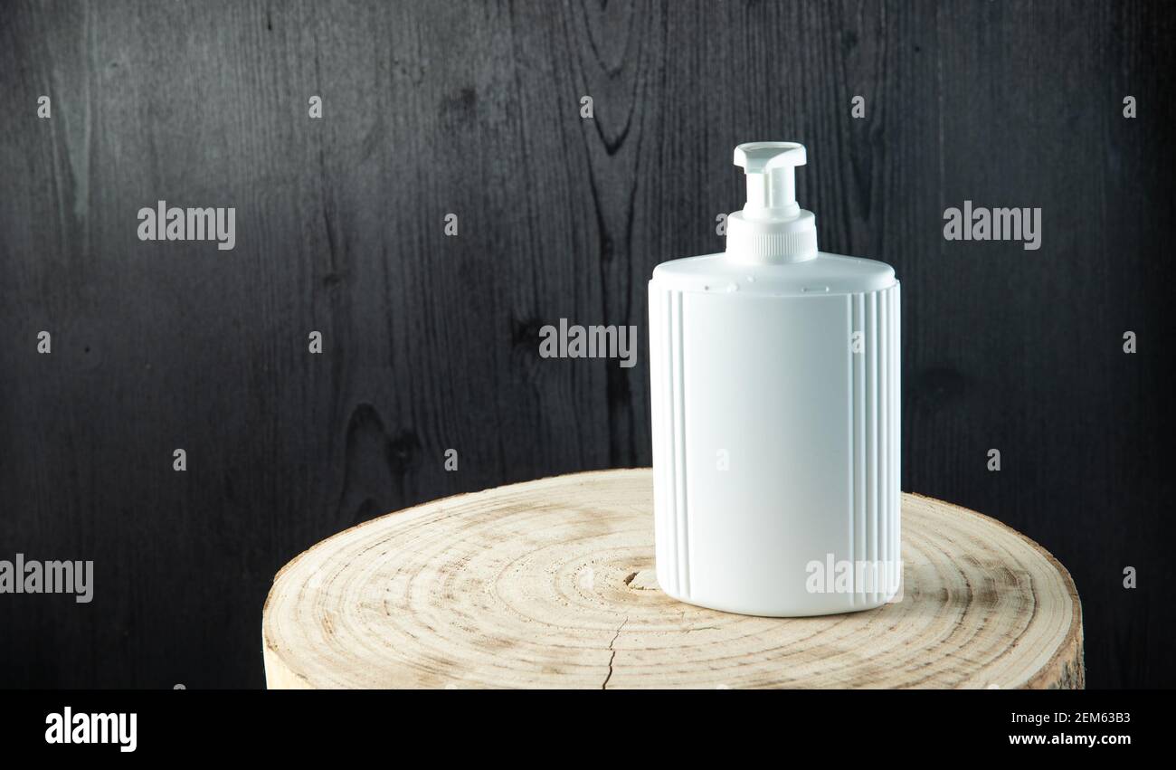 Bianco Naturale imballaggio cosmetico biologico plastica mock up su tavolo di legno. Bottiglia mock-up per marcare a caldo ed etichettare. Foto Stock