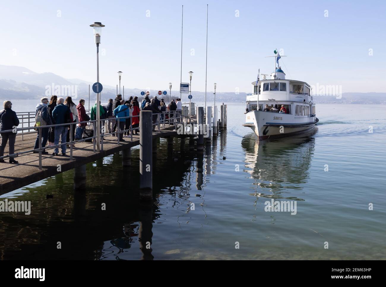 foto: rapperswil jona, sankt gallen, svizzera - 20 febbraio 2021: molo a mezzogiorno, in attesa di passeggeri a bordo della nave säntis per un viaggio di andata e ritorno, molti p Foto Stock