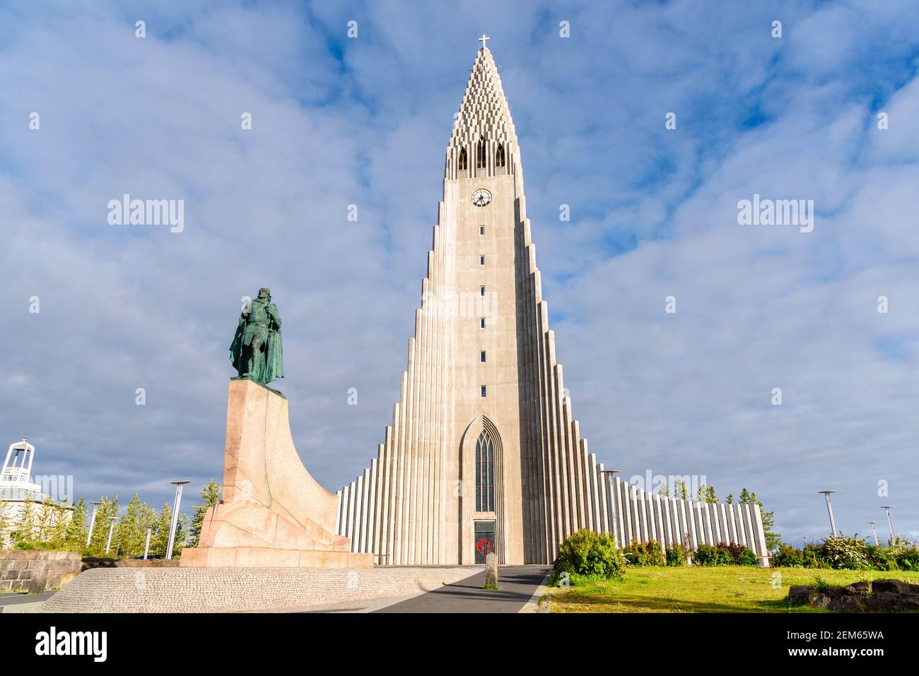 Vista della chiesa di Hallgrimskirkja con la statua di Leif Eriksson in foregrond nel centro di Reykjavik, Islanda, in una soleggiata serata estiva Foto Stock