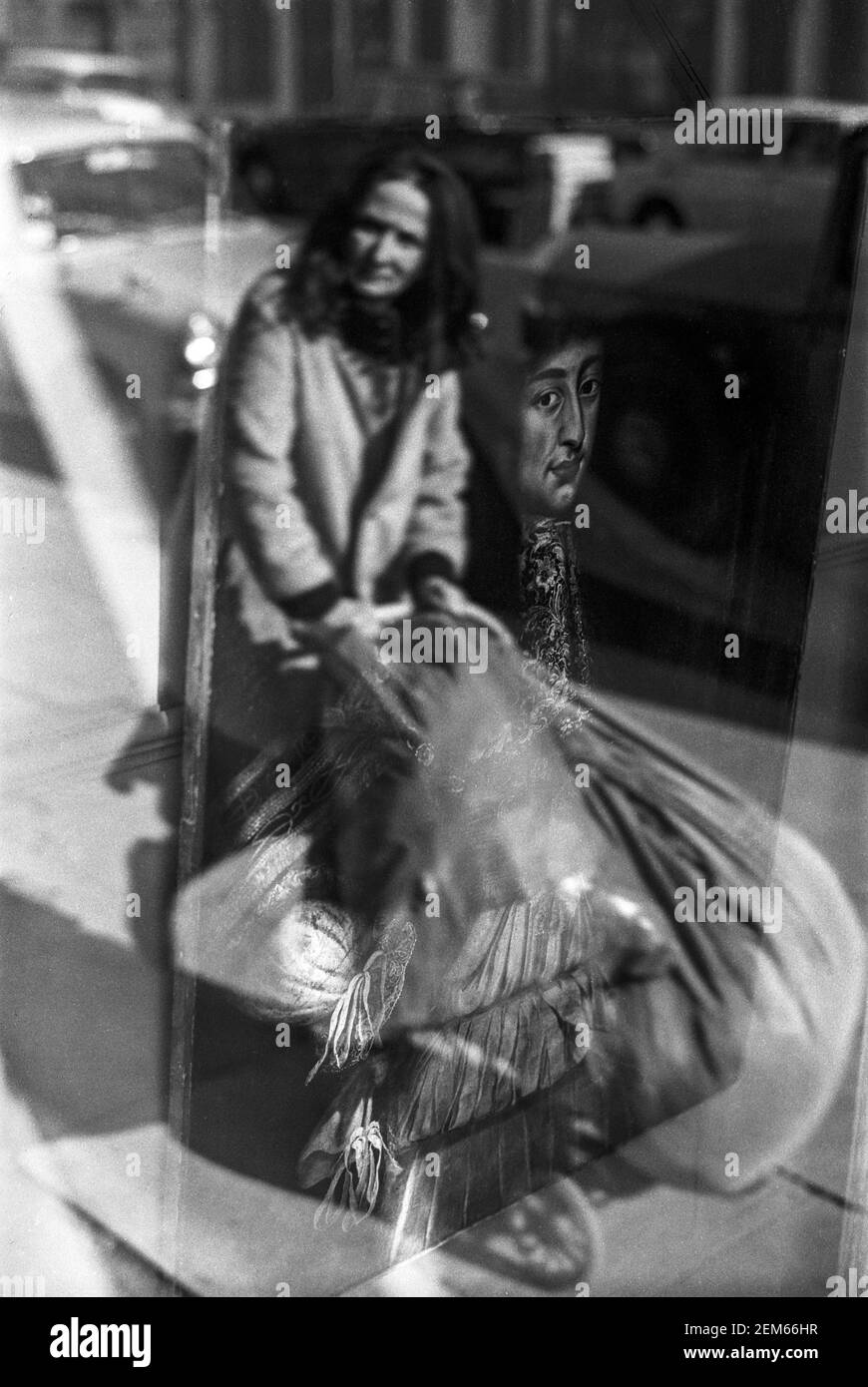 UK, West London, Notting Hill, 1973. Riflessioni in una vetrina di vendita di oggetti d'antiquariato. Foto Stock