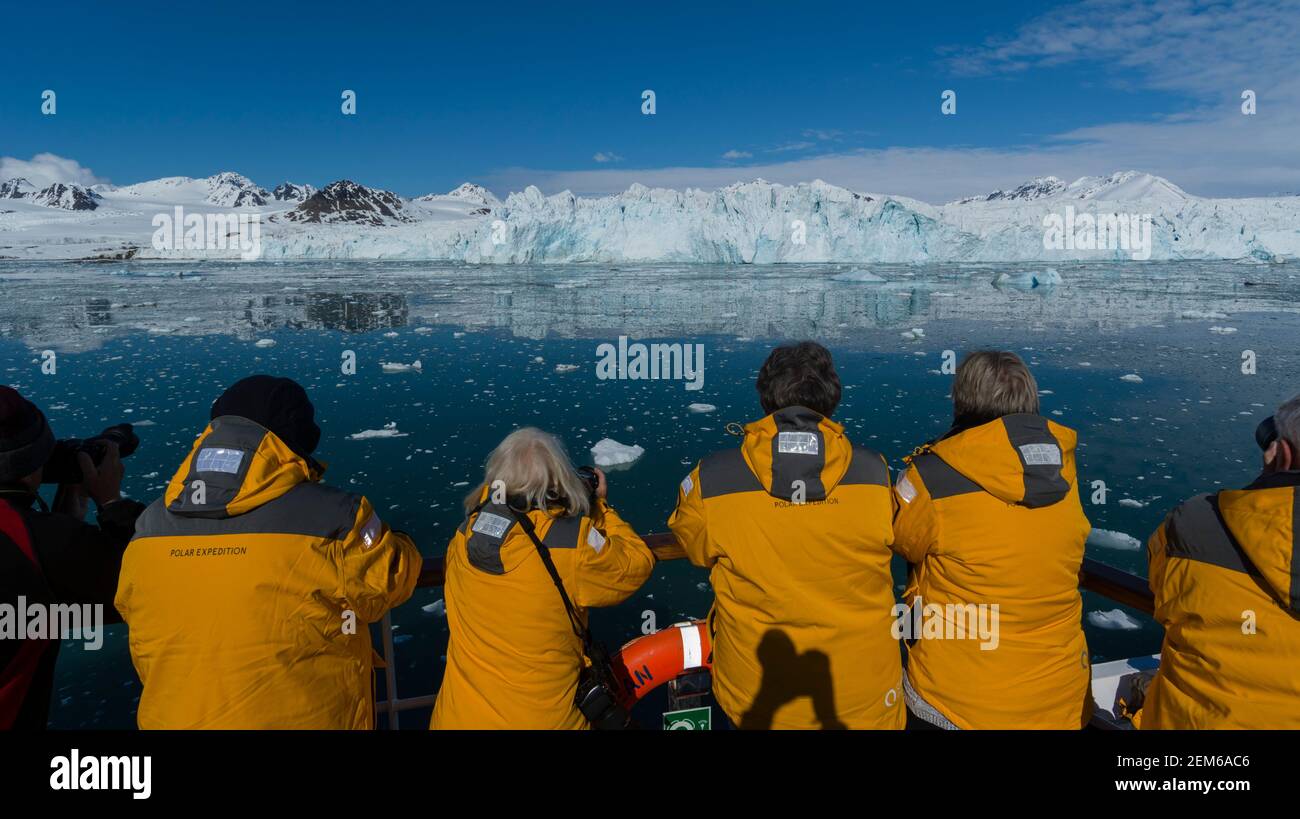 Nave da crociera Ocean Adventurer, ghiacciaio Lilliehok, Spitsbergen, Isole Svalbard, Norvegia. Foto Stock