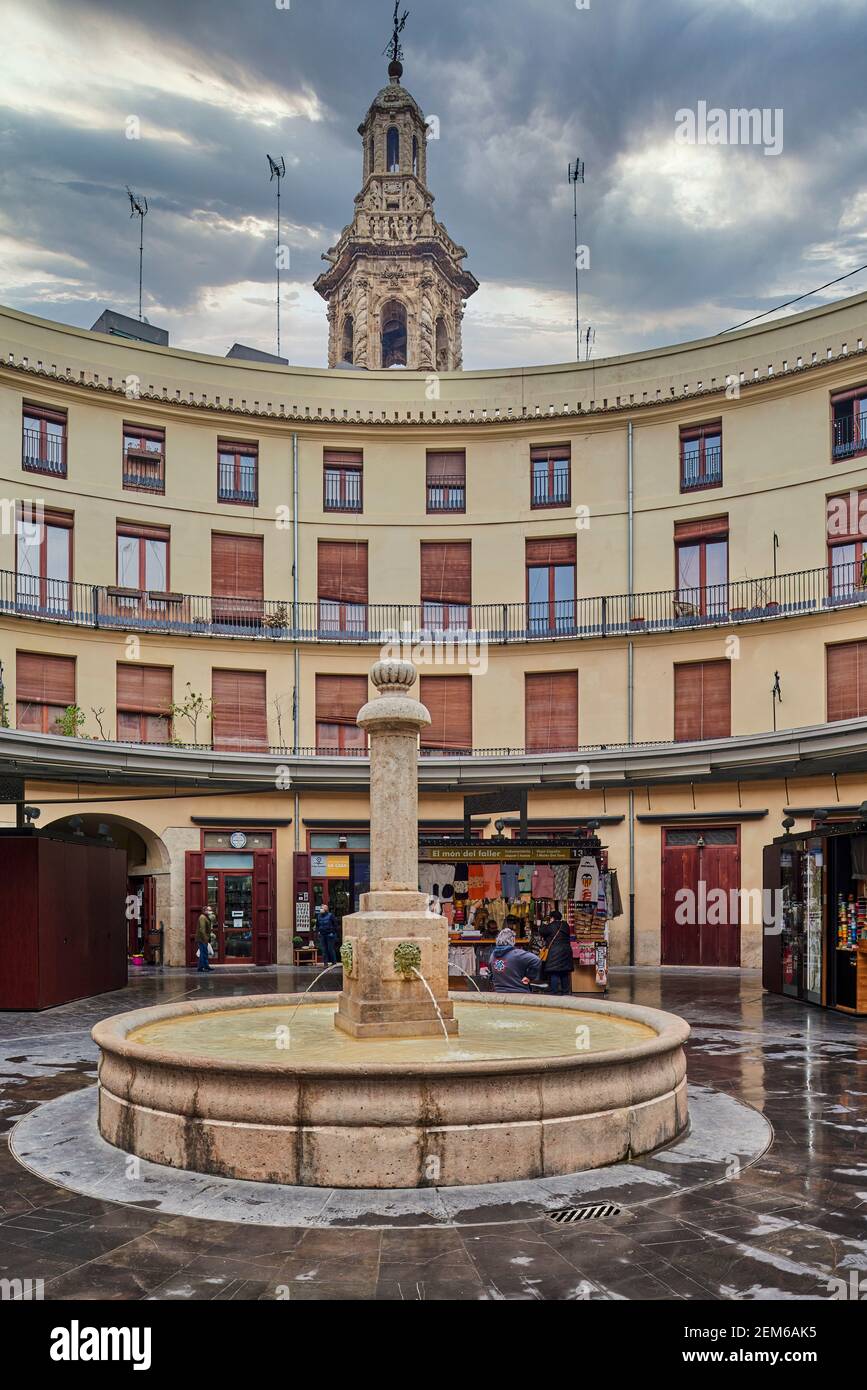 Il quadrato rotondo. La fontana al centro e il campanile del Tempio di Santa Catalina Mártir nella città di Valencia, Spagna, Europa Foto Stock