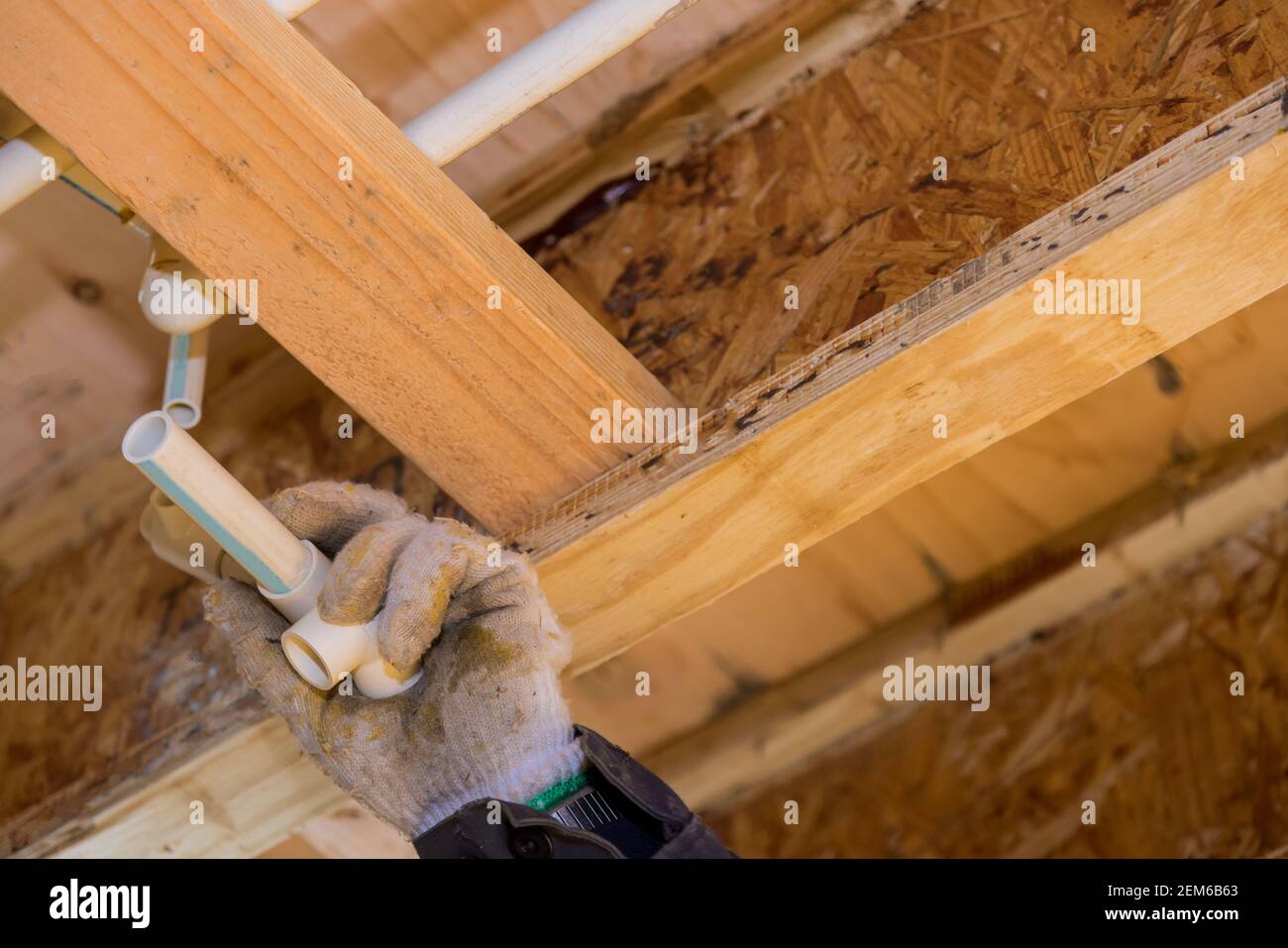 Idraulico incollaggio cemento CPVC plastica tubo acqua bianco su di nuova casa soft focus Foto Stock