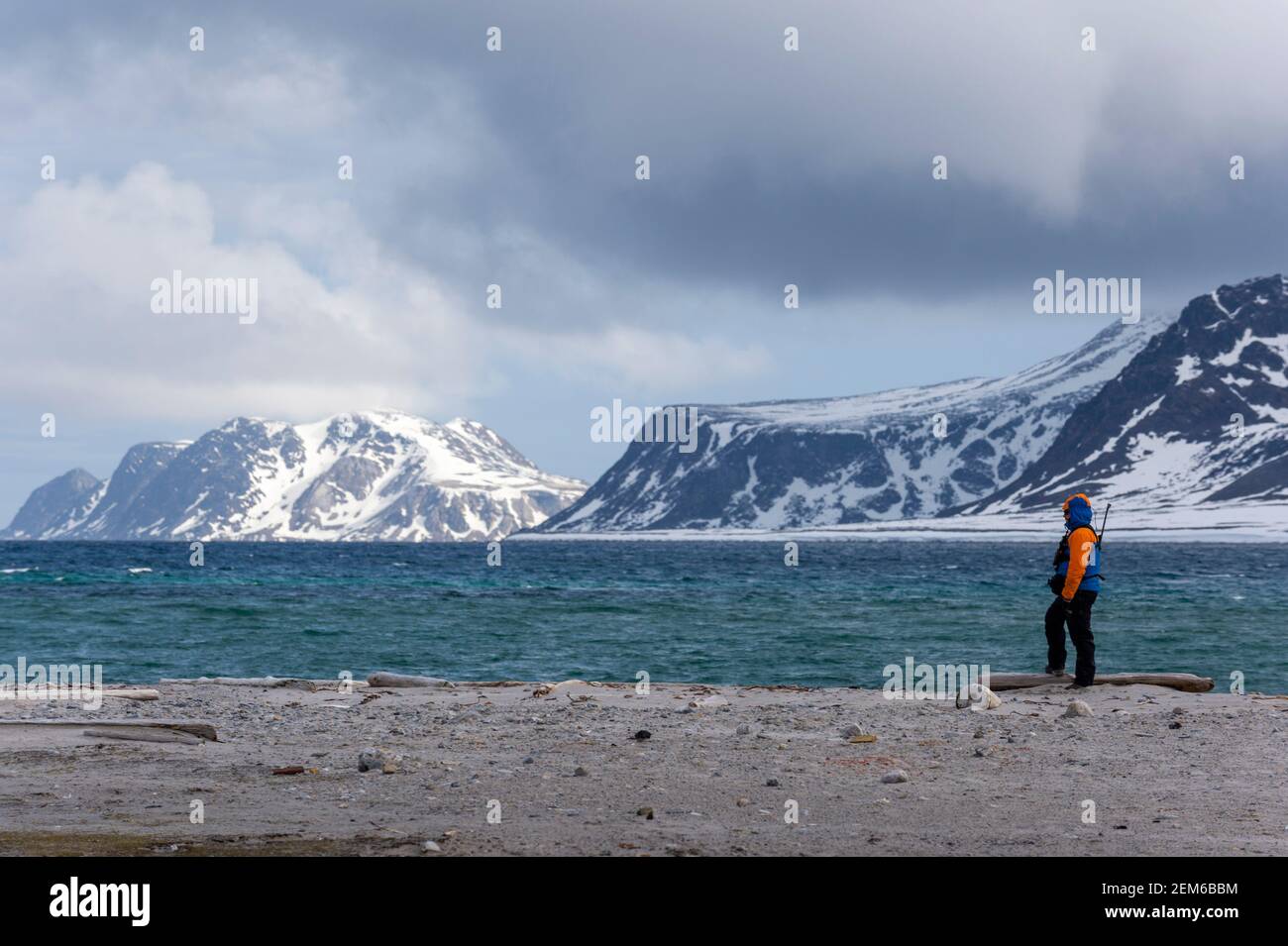 Una guida naturalistica che controlla i dintorni, il fiordo di Smeerenburg, Amsterdam damoya, Spitsbergen, le isole Svalbard, Norvegia. Foto Stock