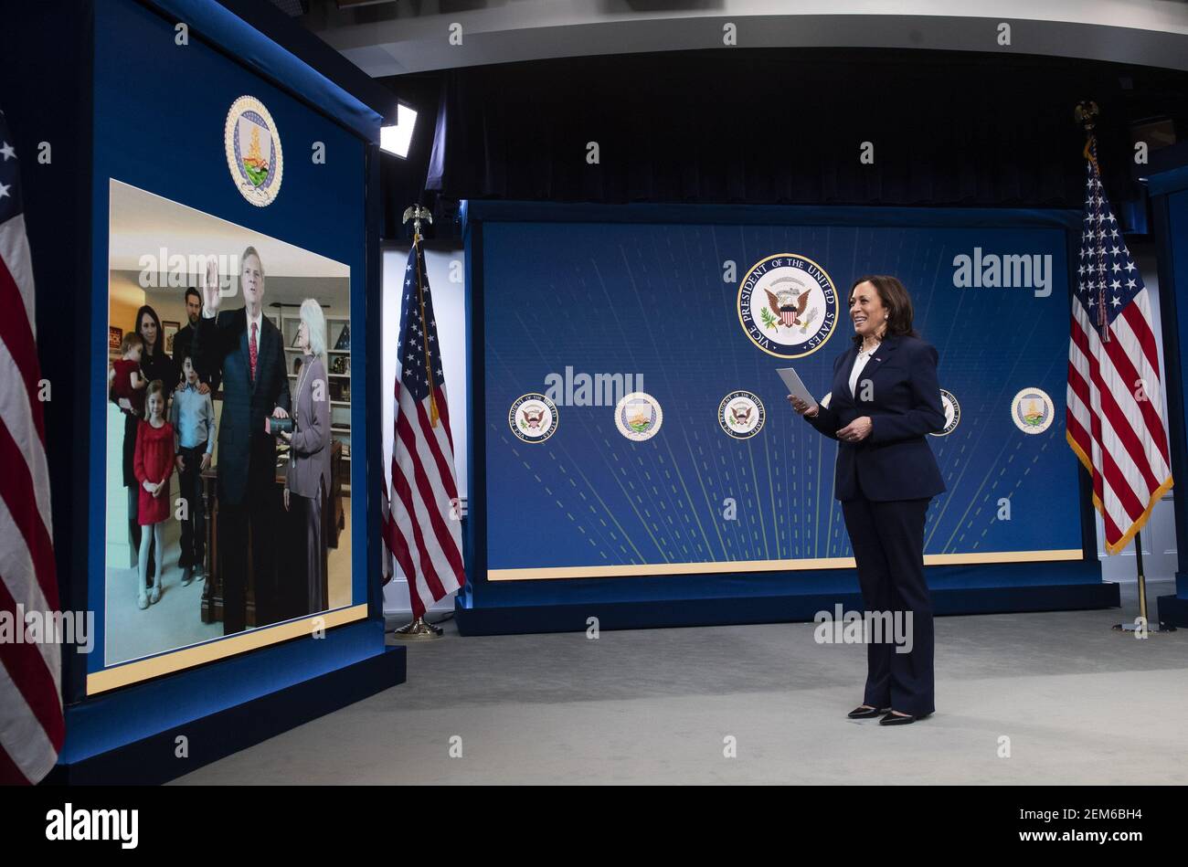 Washington, Stati Uniti. 24 Feb 2021. Il Vice Presidente Kamala Harris partecipa alla cerimonia virtuale di giuramento per Tom Vilsack come Segretario dell'Agricoltura, nell'Eisenhower Executive Office Building di Washington, DC mercoledì 24 febbraio 2021. Foto di Kevin Dietsch/UPI Credit: UPI/Alamy Live News Foto Stock