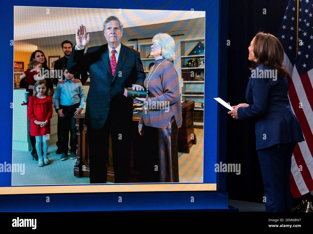 Washington, Stati Uniti. 24 Feb 2021. Il Vice Presidente Kamala Harris partecipa alla cerimonia virtuale di giuramento per Tom Vilsack come Segretario dell'Agricoltura, nell'Eisenhower Executive Office Building di Washington, DC mercoledì 24 febbraio 2021. Foto di Kevin Dietsch/Pool/Sipa USA Credit: Sipa USA/Alamy Live News Foto Stock