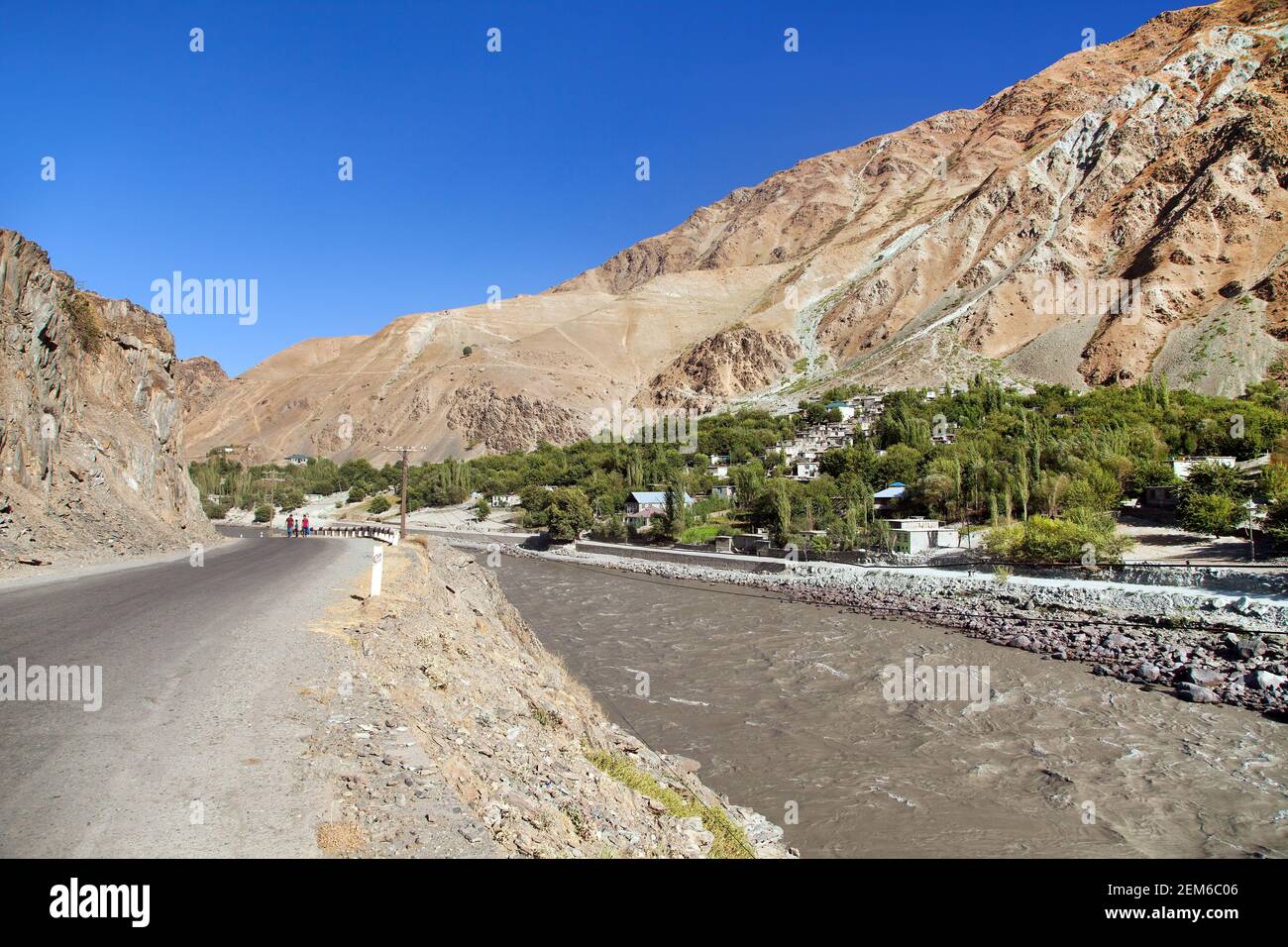 Autostrada Pamir M41 strada internazionale o pamirskij trakt. Fiume Panj e monti Pamir. Panj è la parte superiore del fiume Amu Darya. Vista panoramica.Tajikis Foto Stock