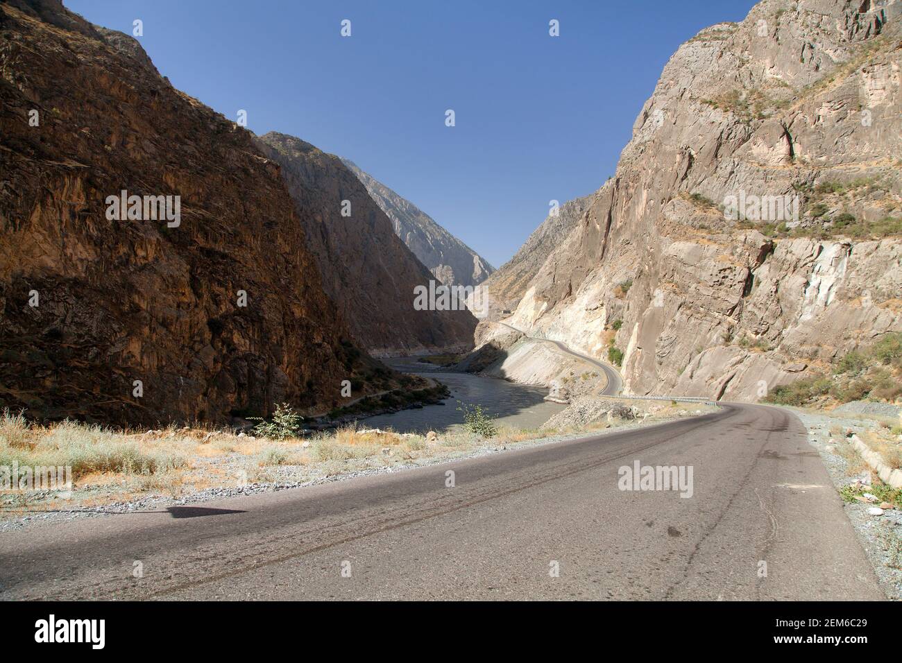 Autostrada Pamir M41 strada internazionale o pamirskij trakt. Fiume Panj e monti Pamir. Panj è la parte superiore del fiume Amu Darya. Vista panoramica.Tajikis Foto Stock
