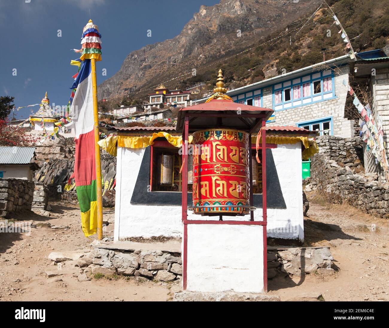 Thamo gompa con bandiere di preghiera e simboli buddisti - monastero nella valle di Khumbu su tre passi trekking, Monte Everest zona, Sagarmatha parco nazionale, NE Foto Stock