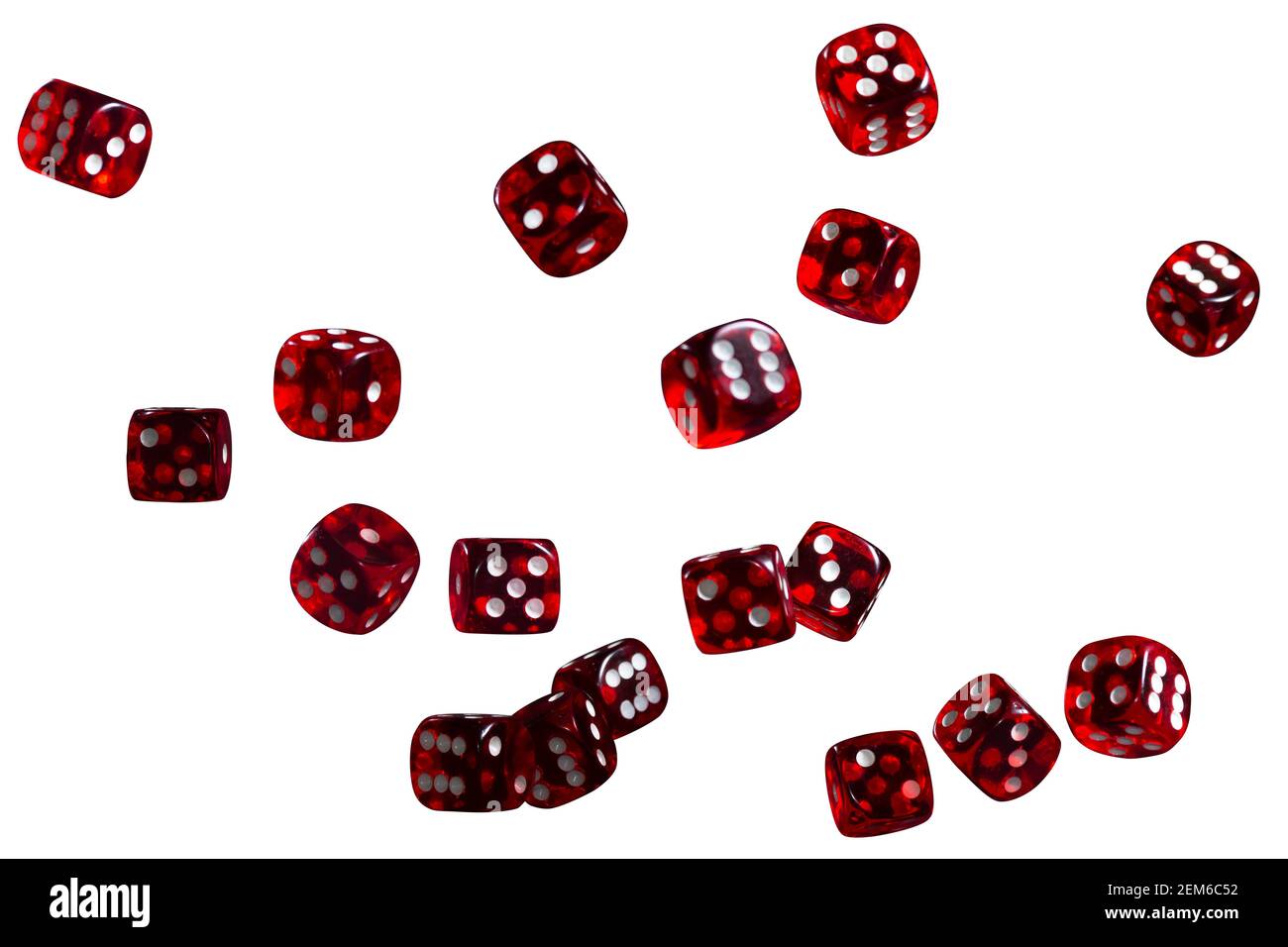 Molti dadi rossi che volano su sfondo bianco. Concetto di gioco d'azzardo. Foto Stock