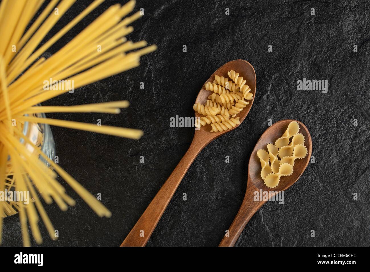 Tre tipi di pasta cruda su fondo nero Foto Stock