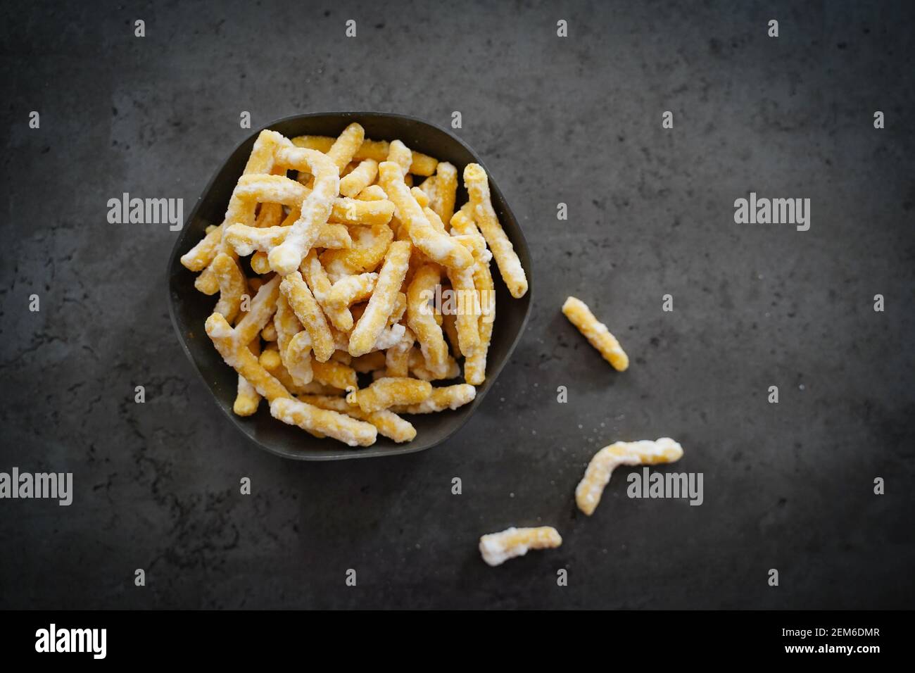 Sweet Sev Seerni o Madhura seva - dolce indiano fritto e profondo fatto di farina di ceci, fuoco selettivo Foto Stock