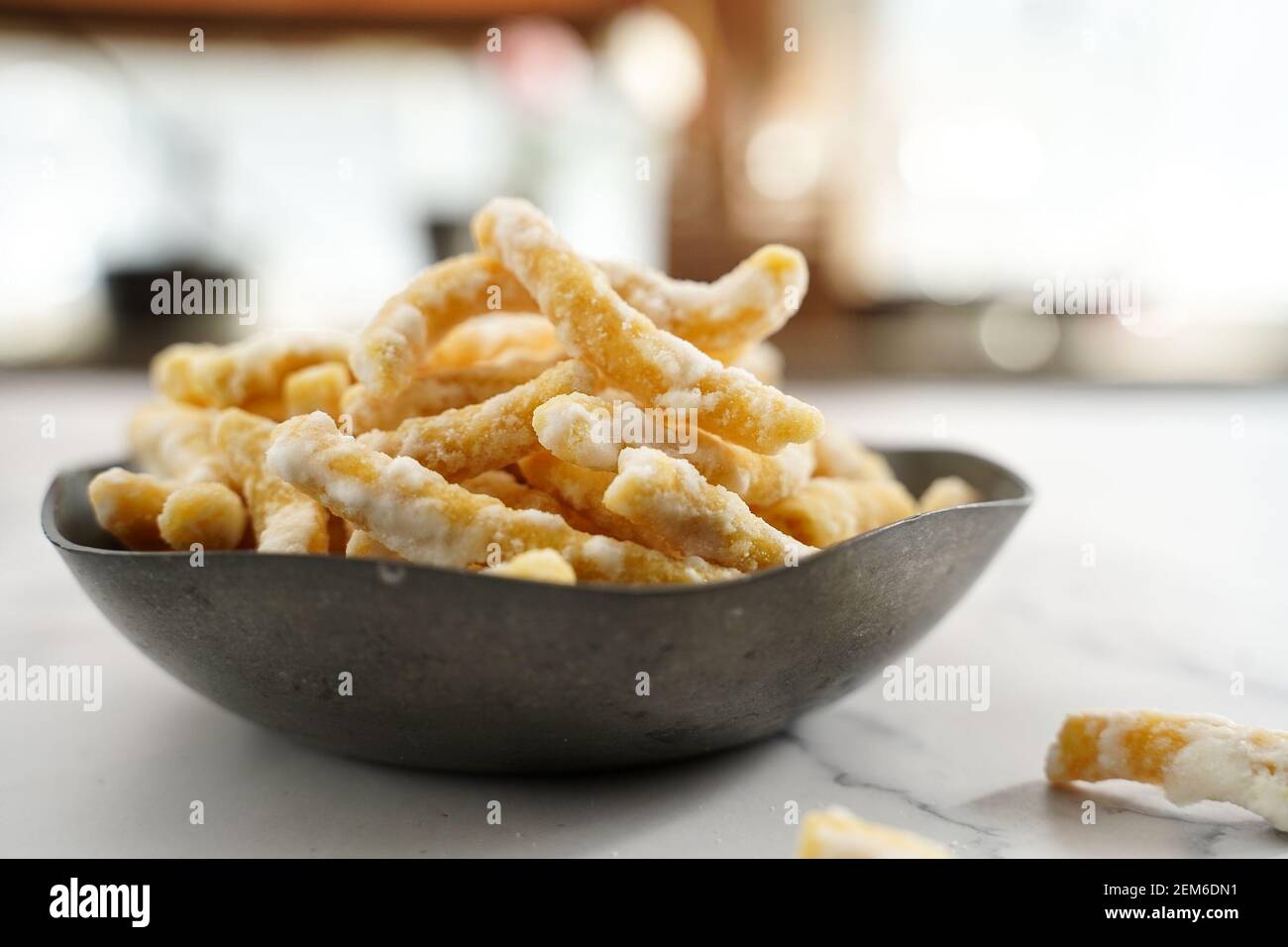 Sweet Sev Seerni o Madhura seva - dolce indiano fritto e profondo fatto di farina di ceci, fuoco selettivo Foto Stock