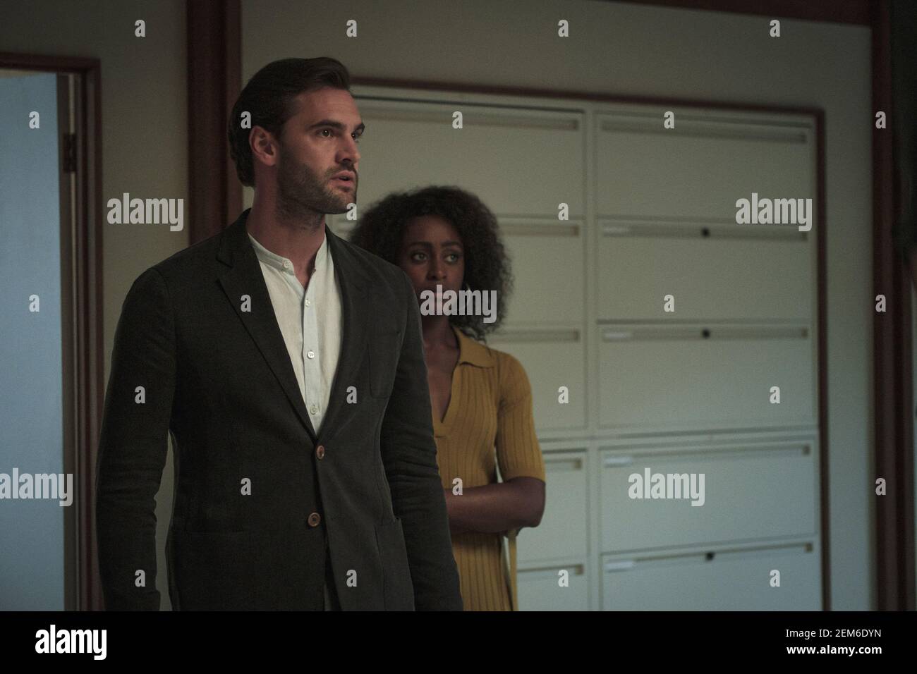Tom Bateman, Simona Brown, 'Behind Her Eyes' (2021) Credit: Nick Wall / Netflix / The Hollywood Archive Foto Stock