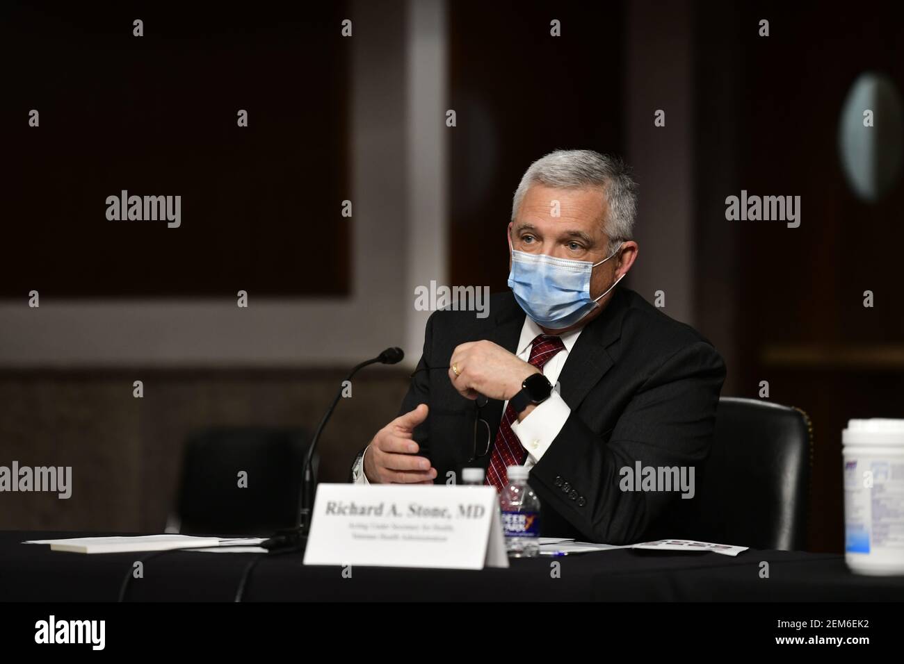 Washington, Stati Uniti d'America. 24 Feb 2021. Richard A. Stone, MD, che agisce sotto il Segretario per la Salute, Veterans Health Administration, Department of Veterans Affairs, si presenta prima di un'audizione del Comitato del Senato per gli Affari Veterani per esaminare i vaccini per i veterinari, incentrandosi sulla fine della pandemia COVID-19, nell'edificio dell'Ufficio del Senato Dirksen a Washington, DC, mercoledì 24 febbraio 2021. Credit: Rod Lamkey/CNP | Usage worldwide Credit: dpa/Alamy Live News Foto Stock