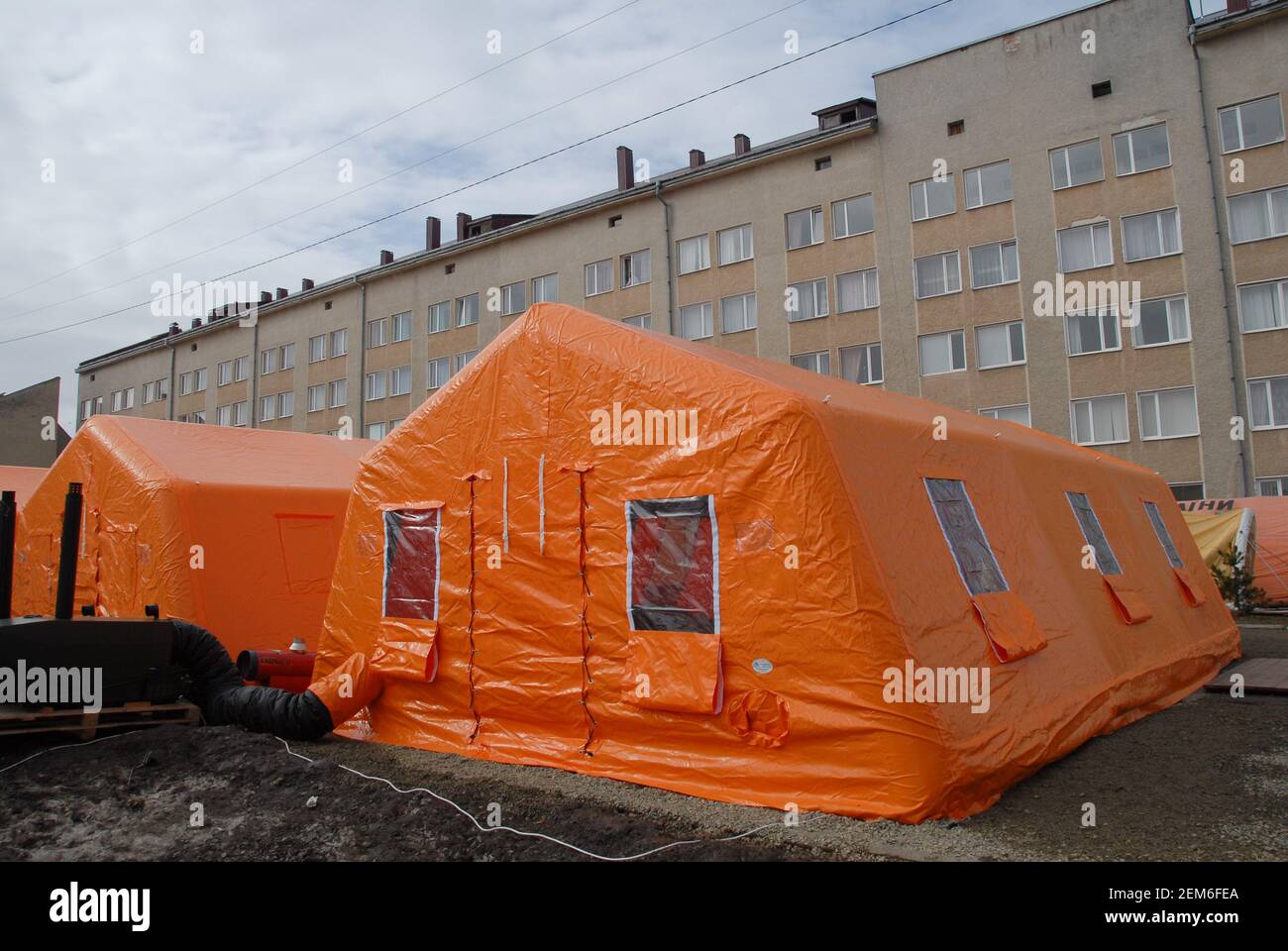 Bohorodchany, Ucraina. 24 Feb 2021. Tende mobili per ospedali. Nei locali del Bohorodchany Central District Hospital, il Servizio di emergenza statale dell'Ucraina ha istituito un ospedale mobile che può ospitare fino a 120 letti per fornire assistenza medica ai pazienti con coronavirus. Nelle ultime 24 ore nella regione di Ivano-Frankivsk sono stati rilevati 600 casi di coronavirus. Credit: SOPA Images Limited/Alamy Live News Foto Stock