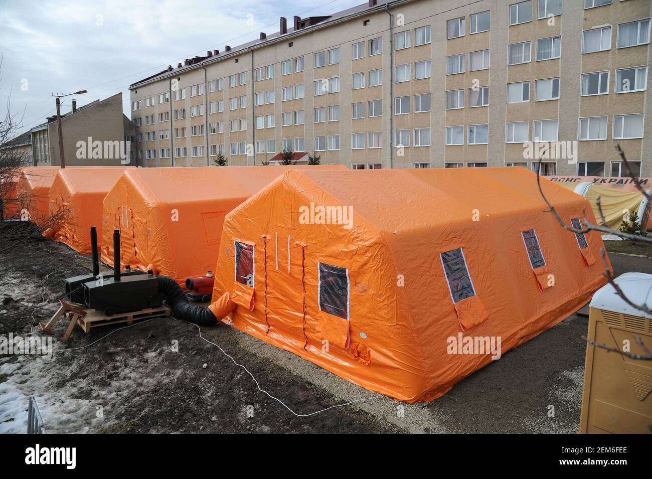 Bohorodchany, Ucraina. 24 Feb 2021. Vista delle tende mobili dell'ospedale. Nei locali del Bohorodchany Central District Hospital, il Servizio di emergenza statale dell'Ucraina ha istituito un ospedale mobile che può ospitare fino a 120 letti per fornire assistenza medica ai pazienti con coronavirus. Nelle ultime 24 ore nella regione di Ivano-Frankivsk sono stati rilevati 600 casi di coronavirus. Credit: SOPA Images Limited/Alamy Live News Foto Stock