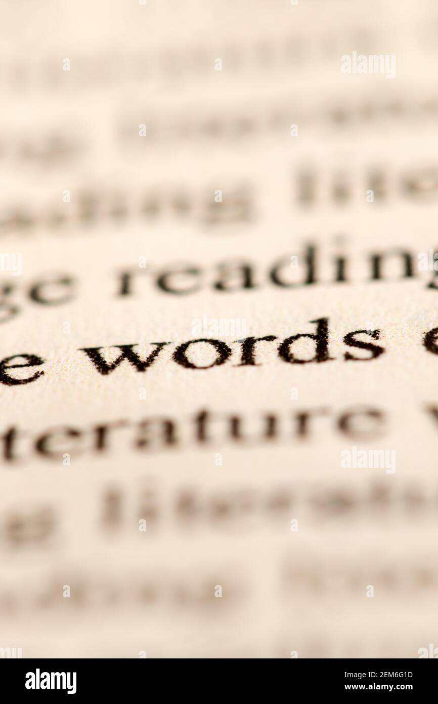 Primo piano della parola alfabetizzazione tipizzata nel carattere tradizionale e stampata in inchiostro nero su carta a getto d'inchiostro in stile pergamena. Foto Stock