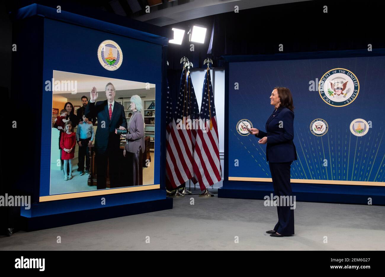 Washington, Stati Uniti d'America. 24 Feb 2021. Il Vice Presidente degli Stati Uniti Kamala Harris partecipa alla cerimonia virtuale di giuramento per Tom Vilsack come Segretario dell'Agricoltura, nell'Eisenhower Executive Office Building di Washington, DC mercoledì 24 febbraio 2021. Credit: Kevin Dietsch/Pool via CNP | Usage worldwide Credit: dpa/Alamy Live News Foto Stock