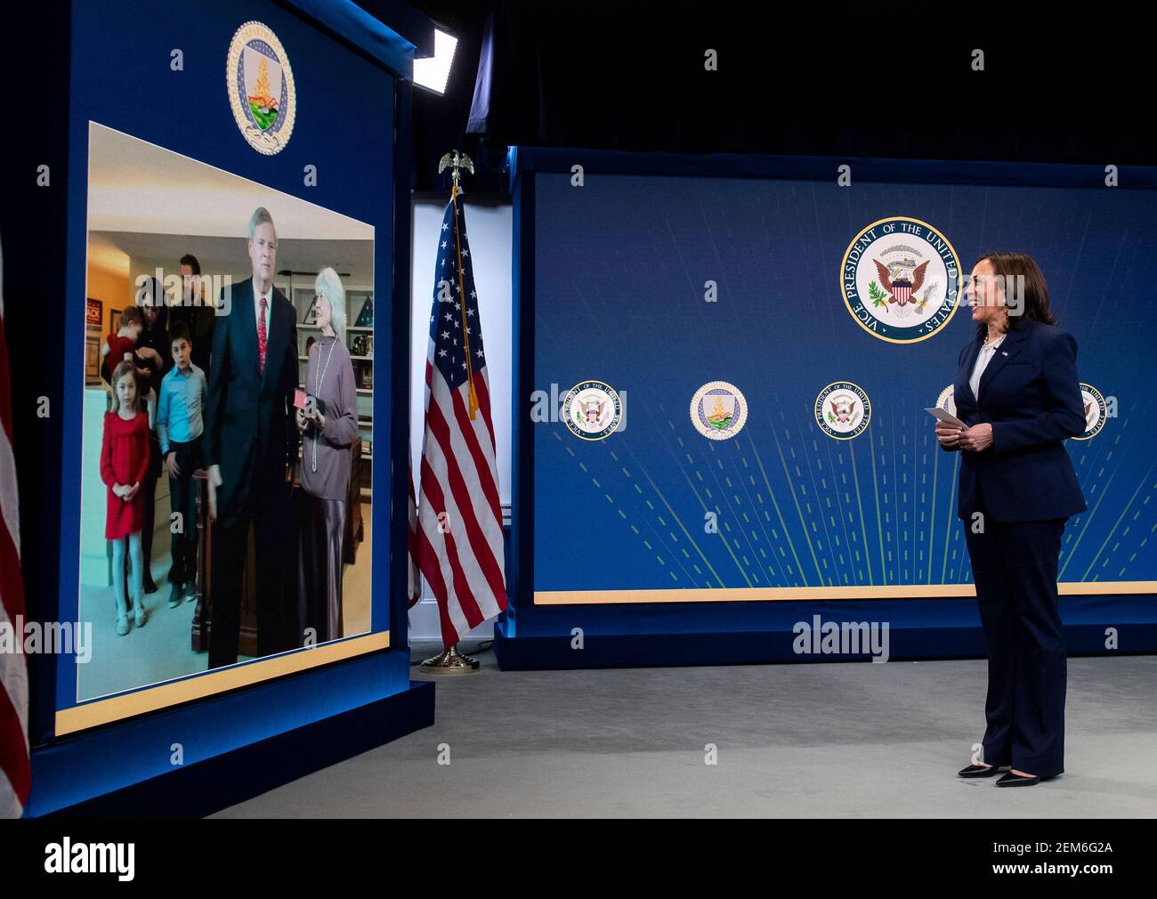 Washington, Stati Uniti d'America. 24 Feb 2021. Il Vice Presidente degli Stati Uniti Kamala Harris partecipa alla cerimonia virtuale di giuramento per Tom Vilsack come Segretario dell'Agricoltura, nell'Eisenhower Executive Office Building di Washington, DC mercoledì 24 febbraio 2021. Credit: Kevin Dietsch/Pool via CNP | Usage worldwide Credit: dpa/Alamy Live News Foto Stock