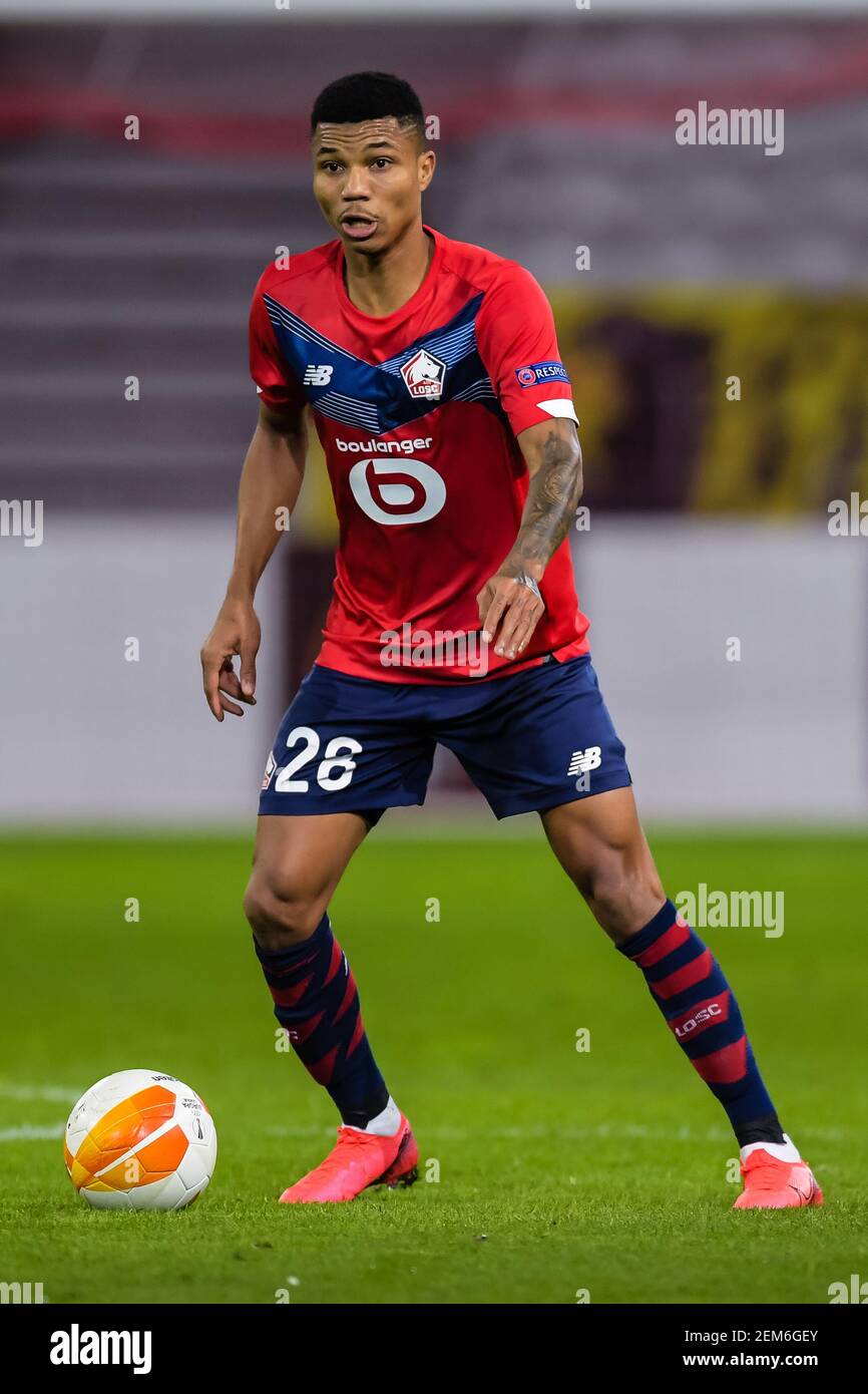 LILLE, FRANCIA - FEBBRAIO 18: Reinildo Mandava di LOSC Lille durante la  partita UEFA Europa League tra Lille OSC e Ajax allo Stade Pierre Mauroy su  F Foto stock - Alamy