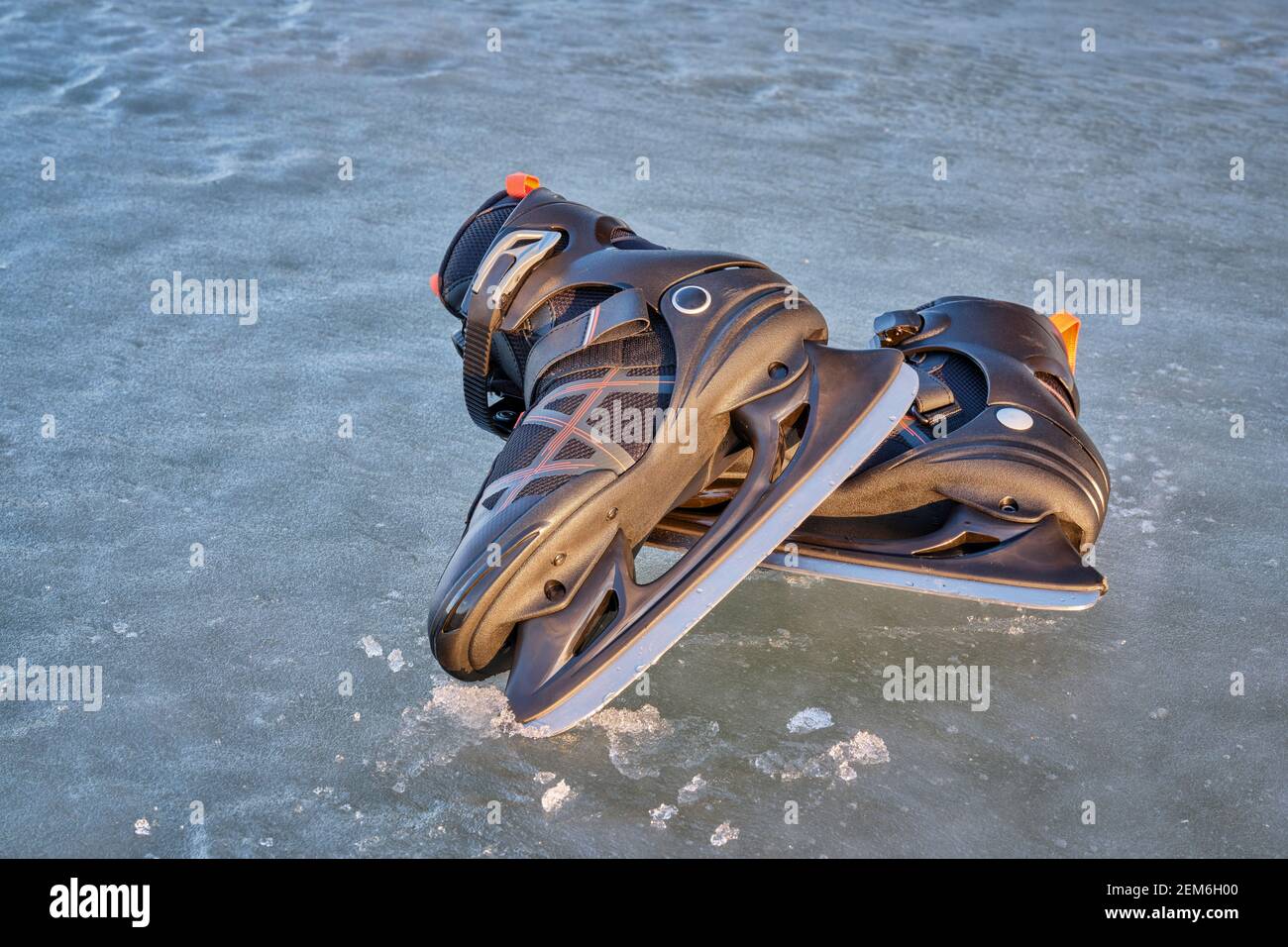 un paio di uomini pattina su un lago ghiacciato in Colorado Foto Stock