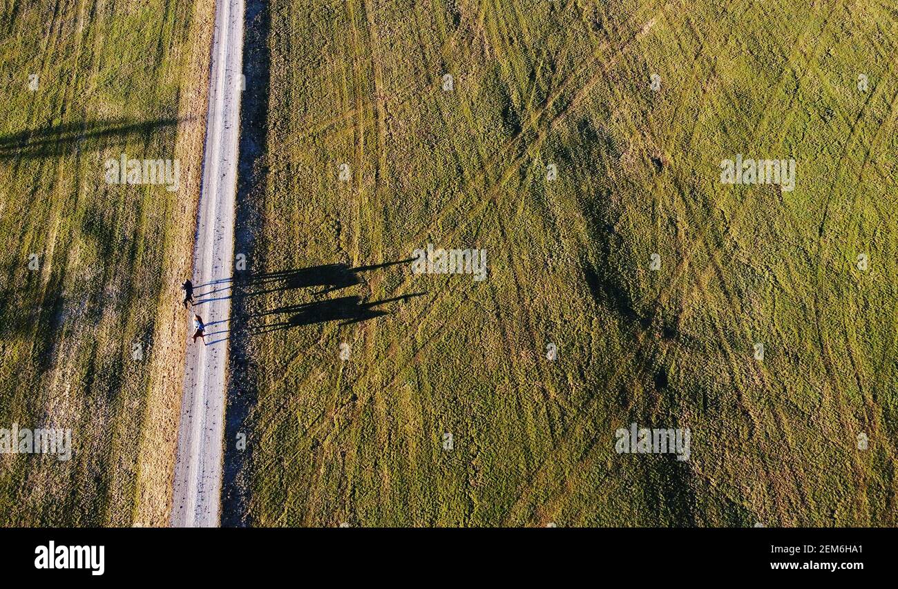 Drone aereo colpo di due donne rider su cavalli con un'ombra divertente Foto Stock