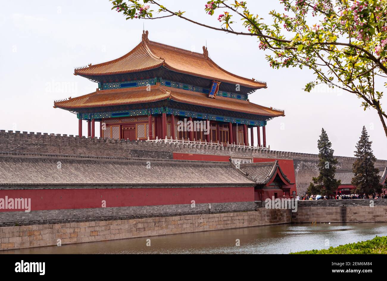 Pechino, Cina - 27 aprile 2010: Fossato, bastioni, e porta Rossa del divino edificio prowess come uscita della Città Proibita lato Nord sotto il paesaggio argentato nuvoloso. Foto Stock