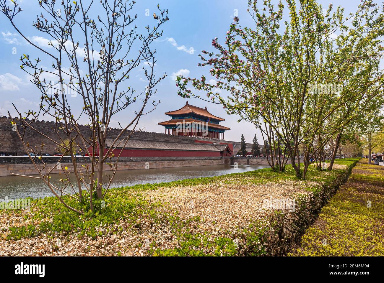 Pechino, Cina - 27 aprile 2010: Fossato e porta Rossa del divino edificio senza progenite come uscita della Città Proibita lato Nord sotto il paesaggio blu nuvoloso. Alberi verdi. Foto Stock