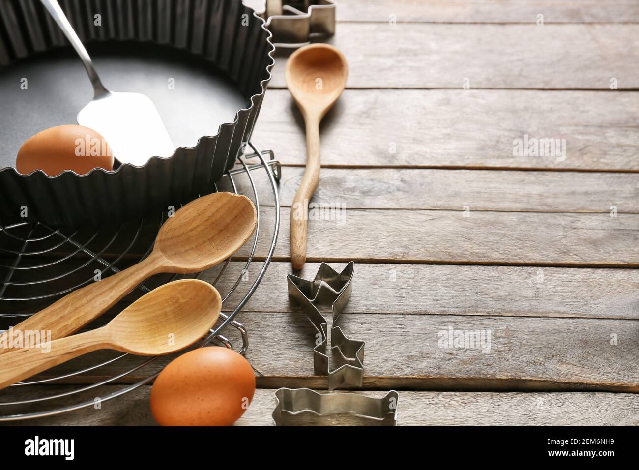 Set di utensili da cucina e ingredienti per la preparazione di panetteria  su sfondo di legno, guardaroba Foto stock - Alamy