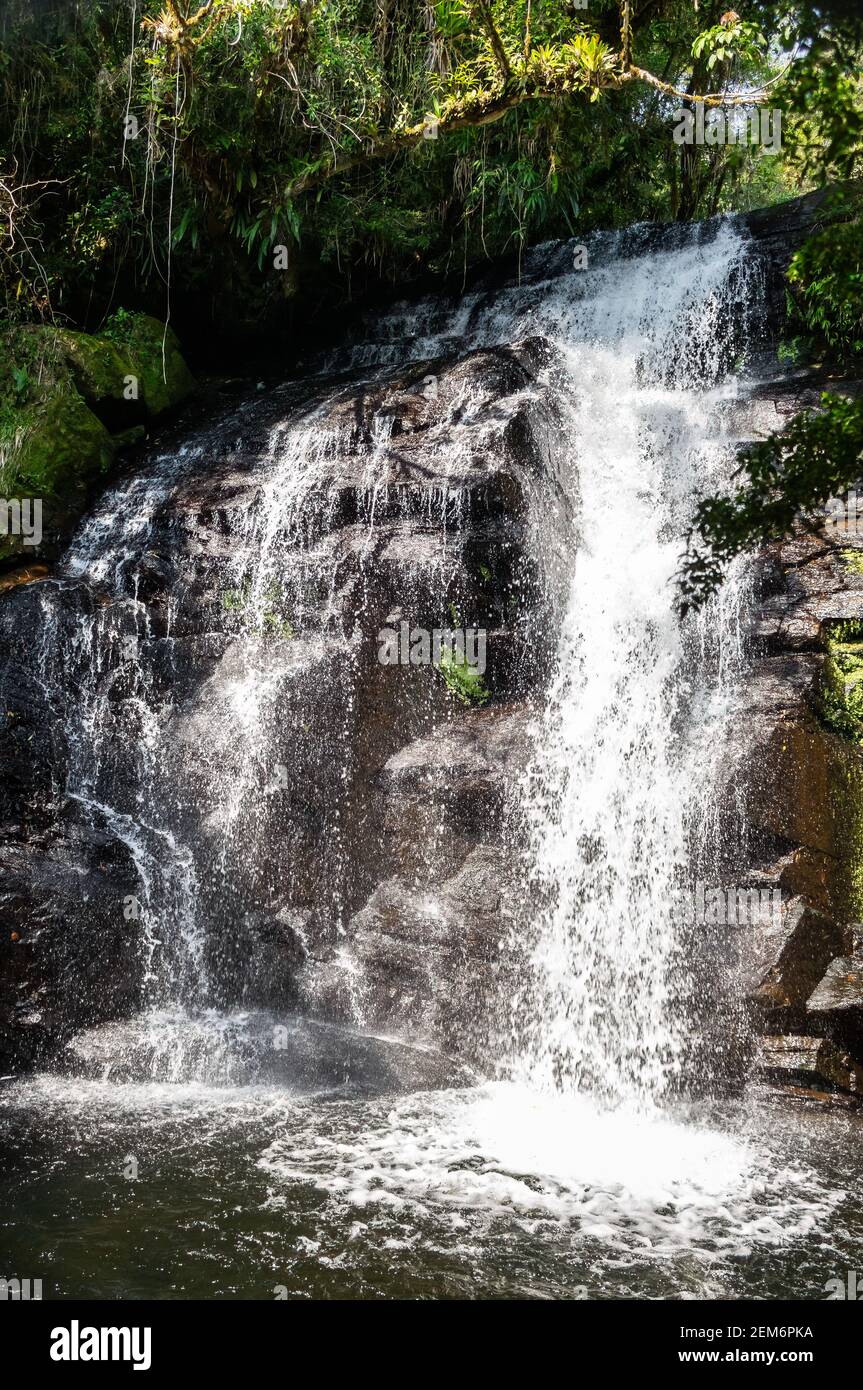 La cascata di Ipiranguinha, una delle attrazioni turistiche di nel mezzo di Serra do Mar (cresta del Mare) fitta giungla a Cunha, San Paolo - Brasile. Foto Stock