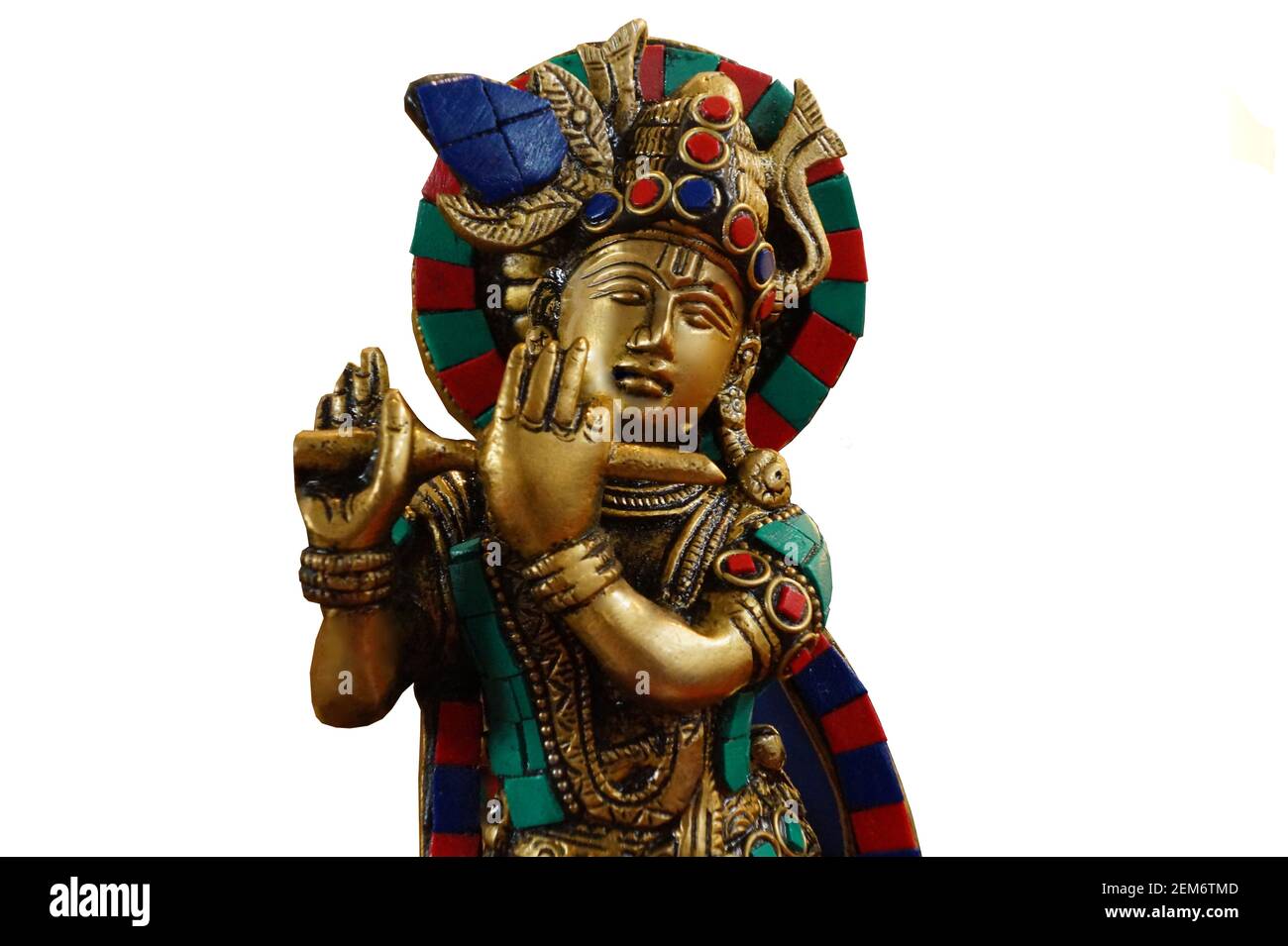 Vista ravvicinata del dio indiano Krishna idol che gioca a bansuri o. strumento musicale che soffia il vento Foto Stock