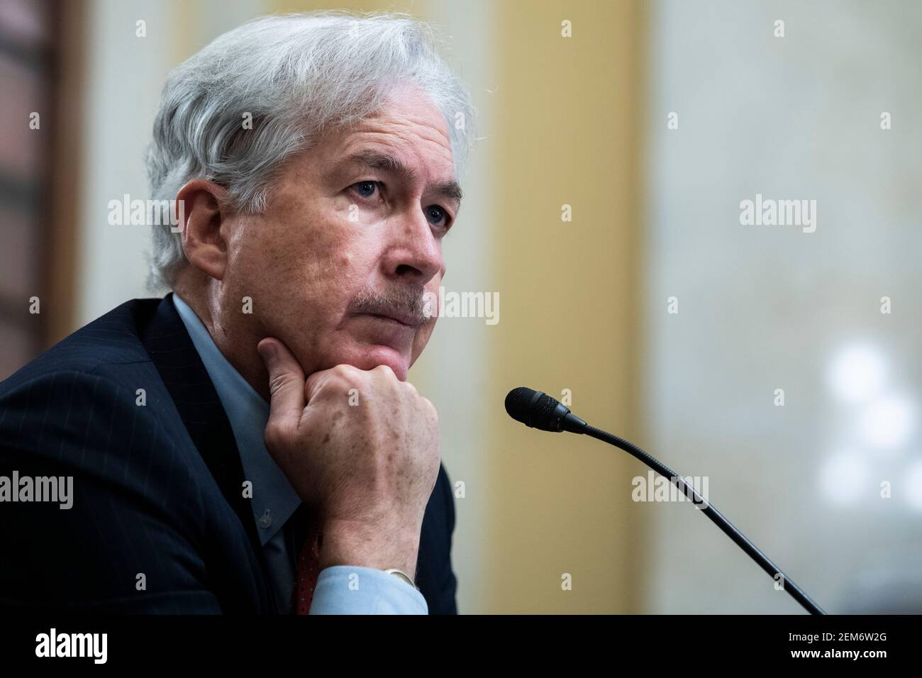 Washington, DC. 24 Feb 2021. William Burns, candidato per direttore dell'Agenzia di intelligenza centrale, testimonia durante la sua audizione di conferma del Comitato di intelligenza del Senato a Russell Senato edificio dell'Ufficio a Capitol Hill a Washington, DC, mercoledì 24 febbraio 2021. Credit: Tom Williams/Pool via CNP | Usage worldwide Credit: dpa/Alamy Live News Foto Stock