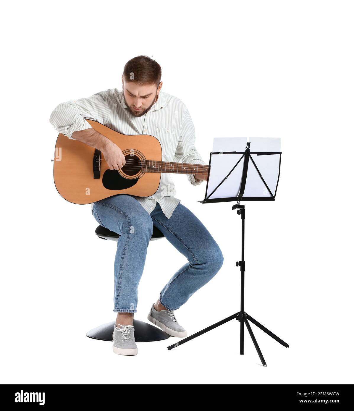 Giovane uomo che suona la chitarra su sfondo bianco Foto stock - Alamy