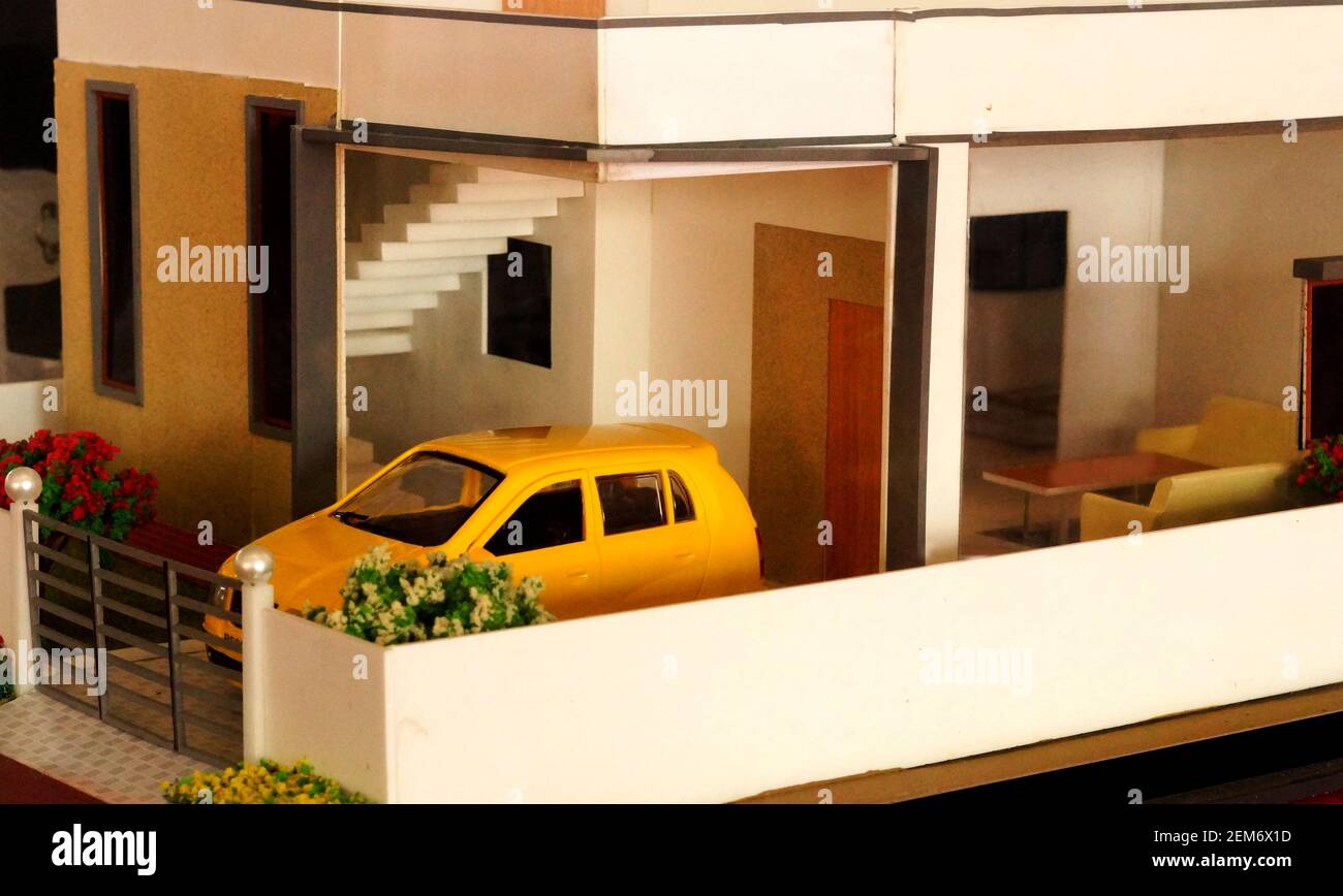 Vista ravvicinata del modello architettonico in miniatura della casa residenziale con auto Foto Stock