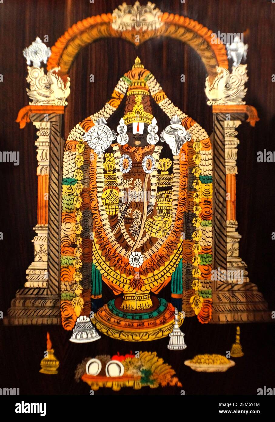 Vista ravvicinata del Dio indù indiano Balaji o del legno di venkateswawara pittura in un tempio Foto Stock