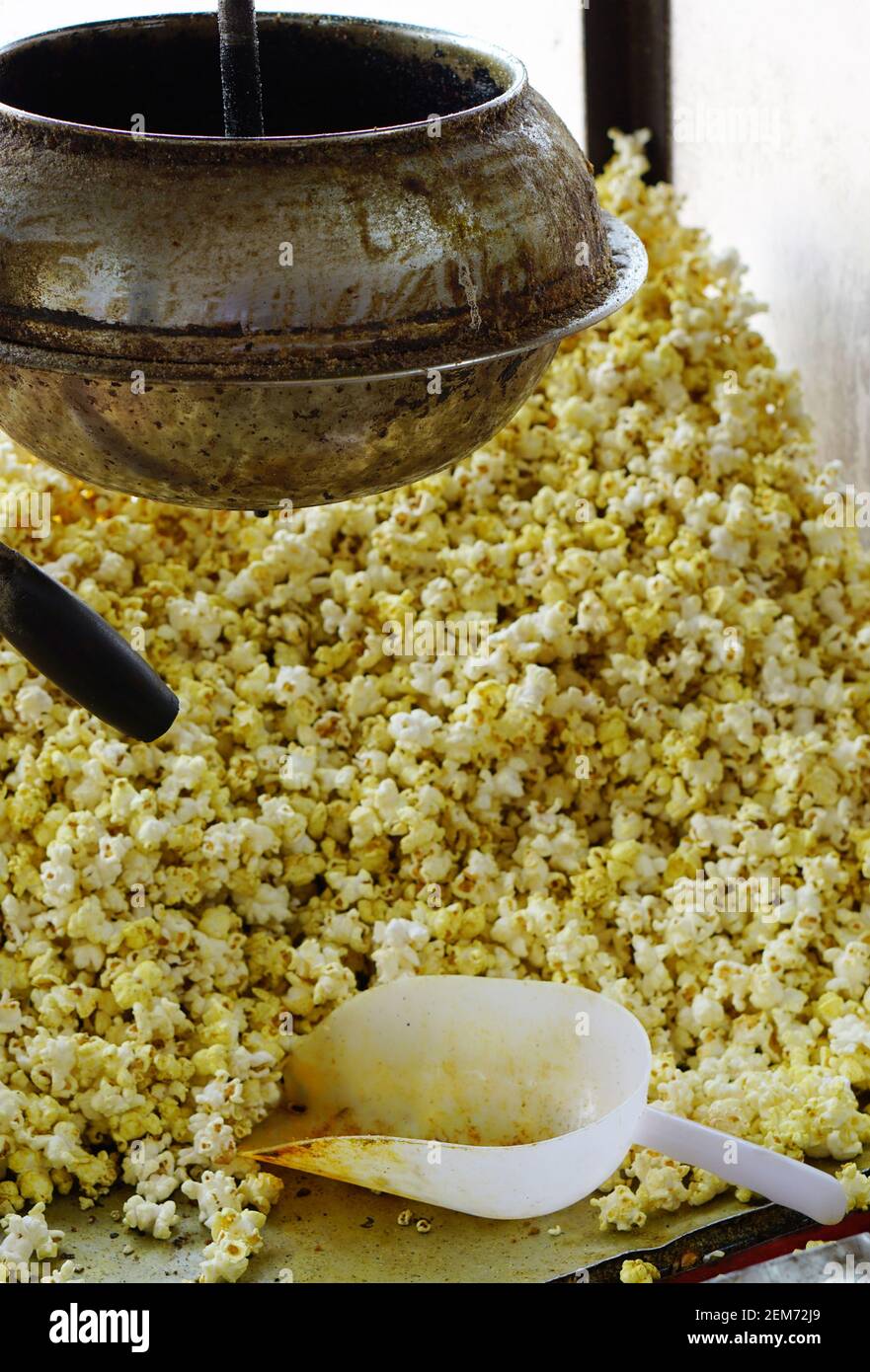 Primo piano di Street food indiano Pop corn fatto con l'uso di elettricità macchina Foto Stock