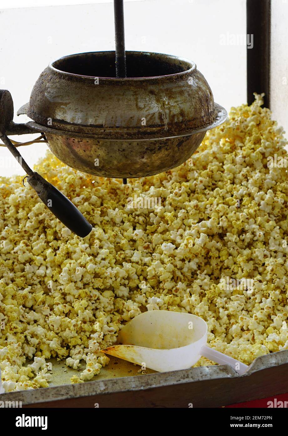 Primo piano di Street food indiano Pop corn fatto con l'uso di elettricità macchina Foto Stock